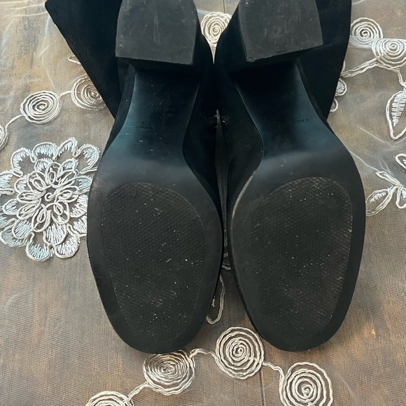 Zara Basic Collection, knee-high faux suede boots. - Picture 8 of 13